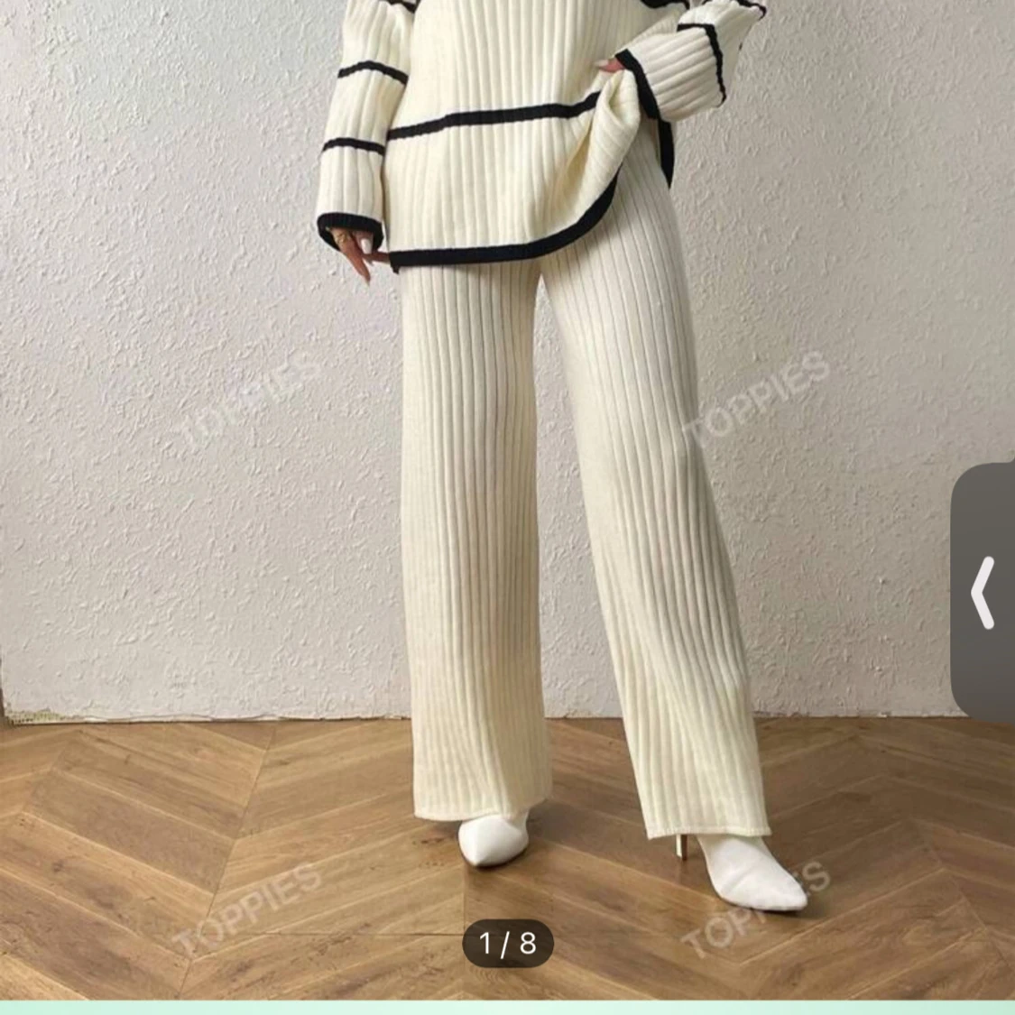 Vit ribbad byxa och tröja med svarta ränder