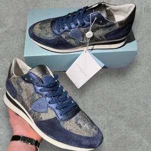 Philippe Model trpx (HELT NYA)  - Philippe Model trpx | skick: 10/10 Helt nya! | Färg: Marinblå/camo | storlek 41 | nypris ca 4000 mitt pris: 2000:- ‼️STEAL‼️