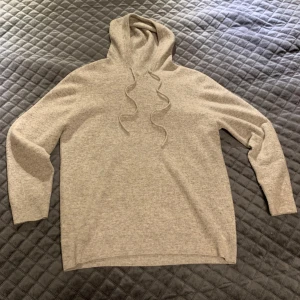 Merinoull hoodie - Säljer en snygg grå merinoull hoddie i storlek M. Den är i väldigt bra skick och perfekt för en avslappnad look. Hör av er om ni undrar något.