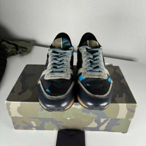 Valebtino rockrunners  - Valentino rockrunners                                           Pris: 2999kr                                                             Skick: 9/10                                                                Storlek: 43                                                                    Tillbehör: Box
