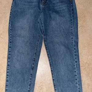 Blå jeansbyxor - Blåa jeansbyxor från Gina tricot 