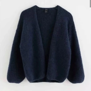 Mörkblå kofta från Lindex - Säljer en mysig mörkblå kofta från Lindex  Den är perfekt under kyliga dagar.  Säljer för den inte har kommit till användning därav använd 3 gr så helt nyskick och inga defekter ❤️storlek xs/s