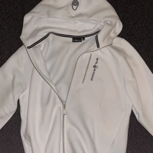 Vit hoodie från Sail Racing - Helt oanvänd och ny, fick i julklapp för 1 år sedan storlek 176 