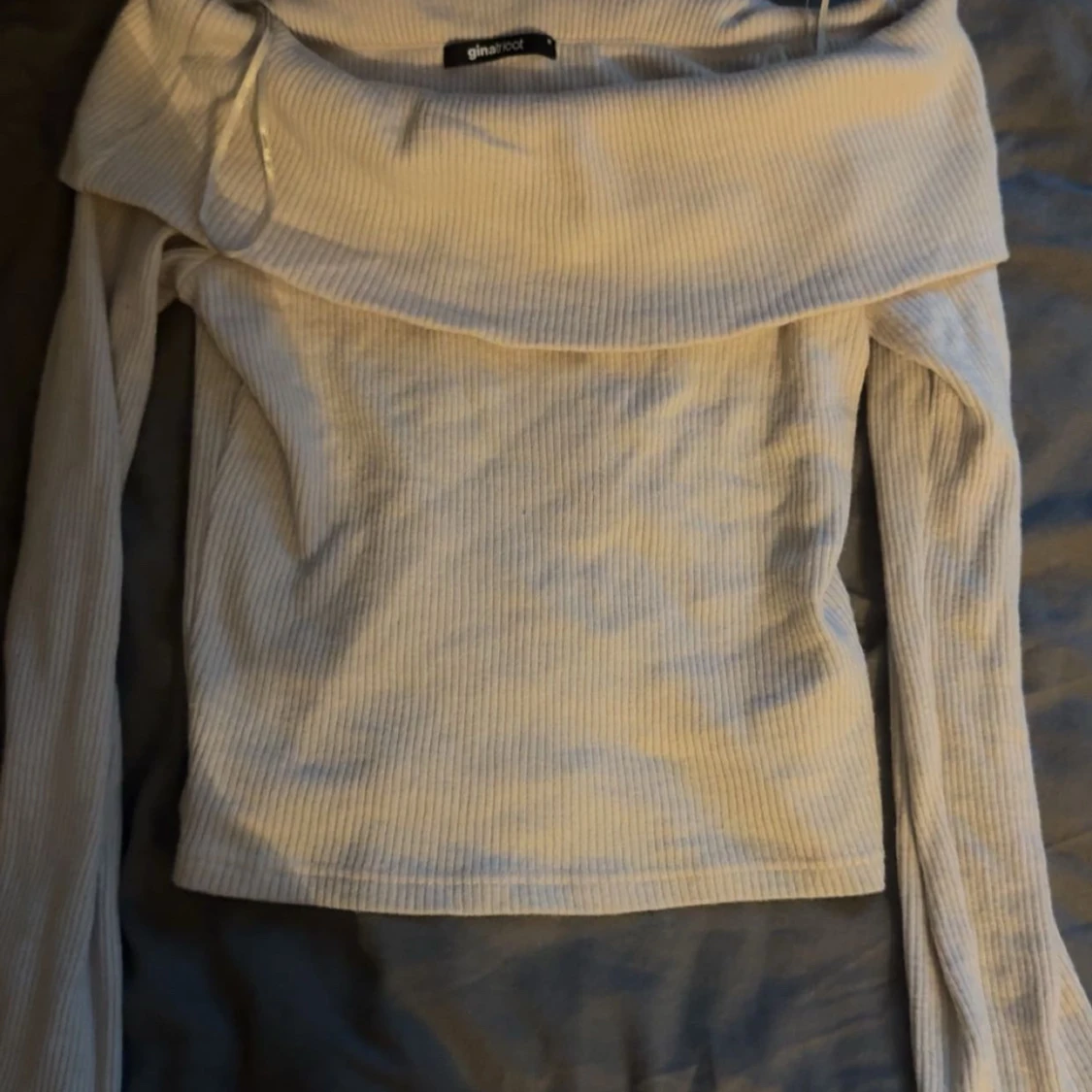 Beige ribbad offshoulder-tröja från Gina Tricot