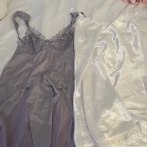 Nattlinnen coquette  - Två nattlinnen med spets i coquette stil storlek S på båda, är lösa på mig som har XS. Säljs endast som paket