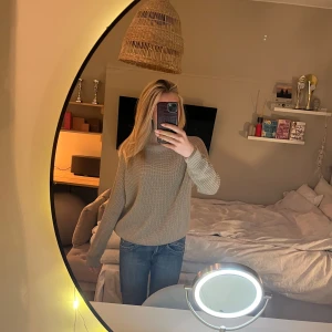 Beige stickad tröja från 157 - Säljer en mysig beige stickad tröja från 157. Tröjan har en rund hals och långa ärmar, perfekt för kyligare dagar. Den är i storlek S och passar bra till jeans eller kjol. 