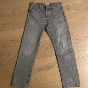  jeans från Jack & Jones - Säljer ett par snygga jeans från Jack & Jones i loose fit. Iite skadade Iängst ner och på bak fickorna syns på bild Annars fina byxor. Hör av dig vid funderingar om byxorna.