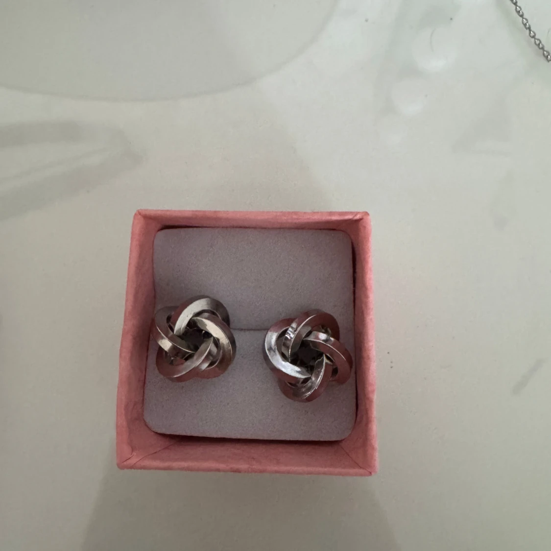 Snygga silverfärgade örhängen i knutdesign