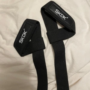 lyftremmar - Säljer ett par svarta lyftremmar, perfekta för att ge extra stöd vid tunga lyft. Använda 2 gånger.