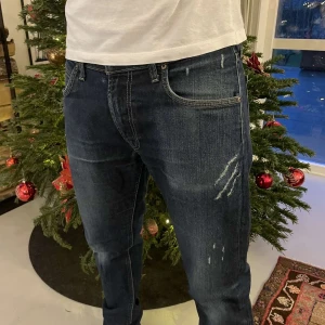 Lee Jeans med slitningar - Nu säljer vi våra feta Lee jeans med coola slitningar. Jeansen är lite för stora för modellen på bilden. Modellen är 180 cm och 73 kg. Jeansen har inga defekter. Modellen är Luke och storleken är 32/32. Designade av Retro Rejeans.