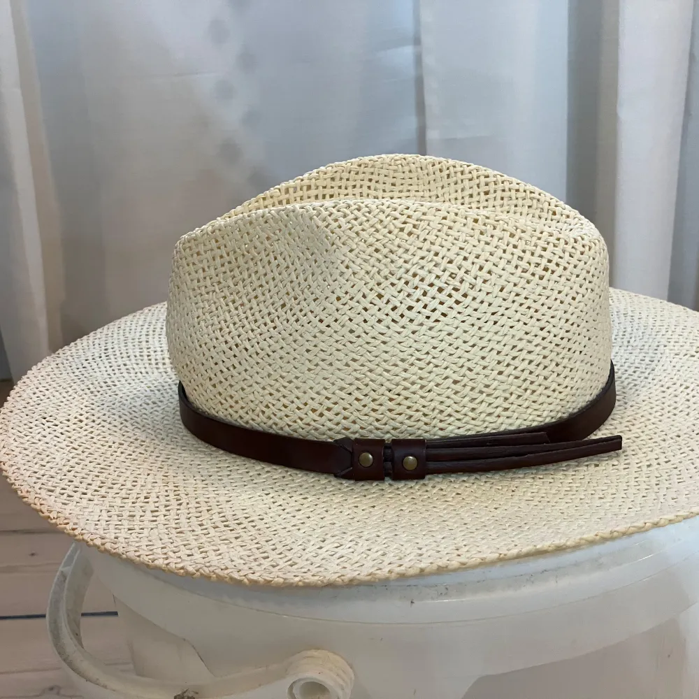 Mycket fin stråhatt, Panama hatt! Den är benvit med läderrem. Som ny, använd en vecka på semester, köpt i Spanien. Perfekt för varma dagar eller ta med på semestern! Pris kan alltid diskuteras vid snabb affär! Swish går bra, finns på Södermalm!. Asusteet.