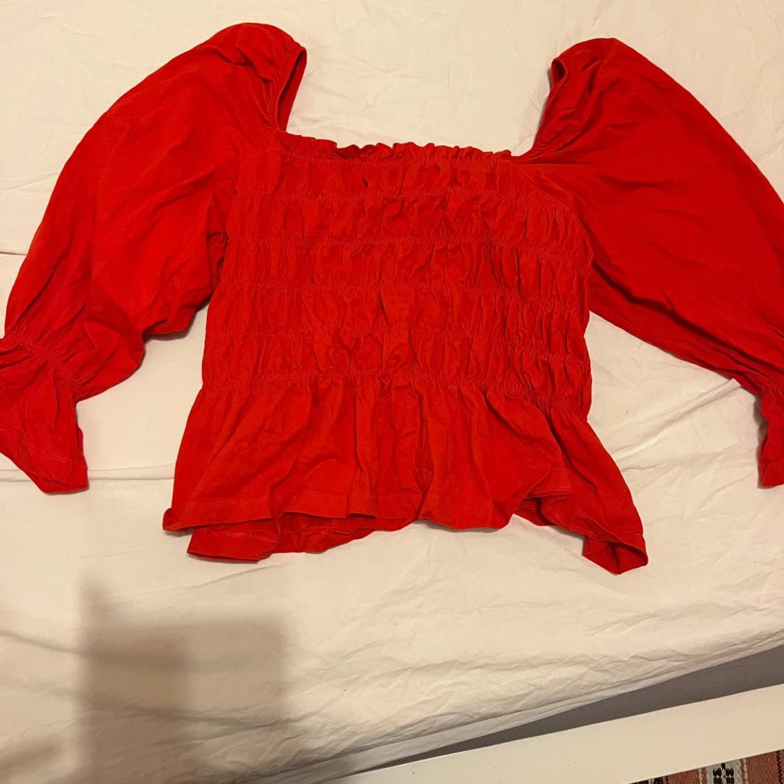 Röd blus med puffärmar