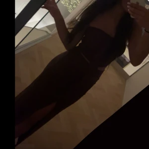 Brunt tvådelat set, kjol och topp - Brunt set perfekt till jul och nyår eller andra festliga tillfällen. Pris går att diskutera!!🫶🏽🫶🏽🫶🏽