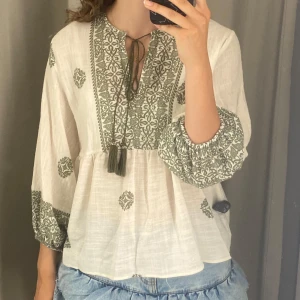 Zara blus - Blus från Zara perfekt till sommaren. Grön och v ringad med knytning framtill. Lite ballongärmad och ytterst lite genomskinlig. Strl S💕
