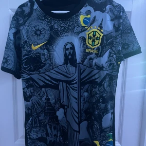 Brasilien fotbollströja från Nike - Snygg svart fotbollströja. Tröjan har ett detaljerat mönster med Kristusstatyn. Väldigt speciell tröja. Vid snabba affärer kan priset diskuteras.