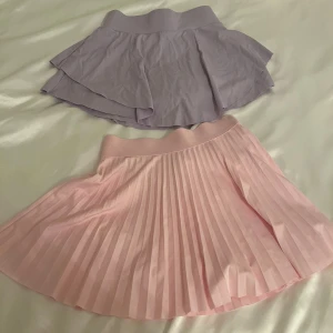 Tenniskjol tennis skirt glowmode - Tenniskjolar en lila från glowmode och den andra från shein. Liknar kjolen från Lululemon. Säljs endast som paket för 120 kr. Båda passar mig som har storlek XS