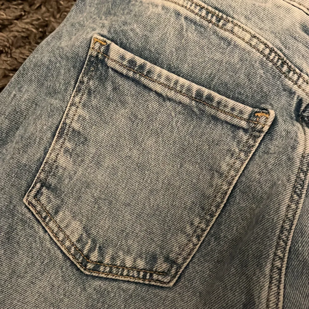 Blåa högmidjade jeans. Säljer då de inte används. Lite för korta för mig som är 158cm 💞. Farkut & Housut.