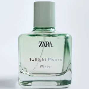Twilight Mauve Winter EDT från Zara - Twilight Mauve Winter av Zara är en blommig och fruktig gourmanddoft för kvinnor. Toppnoten är Red Apple; medelnoten är Freesia; basnoten är kaffe. Perfekt för den som söker en fräsch och vinterinspirerad doft.