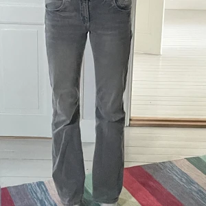 Grå bootcut jeans med snygga fickor  - Snygga grå jeans med bootcut-stil och låg midja. De har klassiska fem fickor och bakfickorna har extra snygga detaljer✨Använda fåtal gånger. Öppen för byte mot ett annat par jeans. Känn dig fri att ställa frågor om mått, fler bilder eller vad som helst 🥰