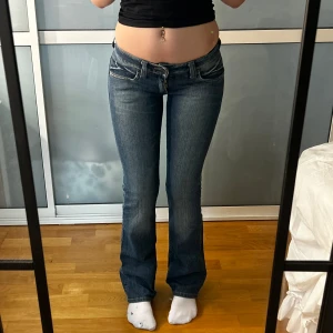  lågmidjade Bootcut jeans  - Super lågmidjade Bootcut jeans. Storlek w26L32. Innerbenslängd: 80 midjemått: 34 stretch till 37. Köp sker via köp nu. Jag postar inom 24h. Kvar tills markerad såld 