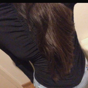 Svart långärmad topp - Detta är en super snygg svart tröja. Den anpassar sig efter kroppsformen, tröjan har används typ 2 gånger så i väldigt bra skick 💗