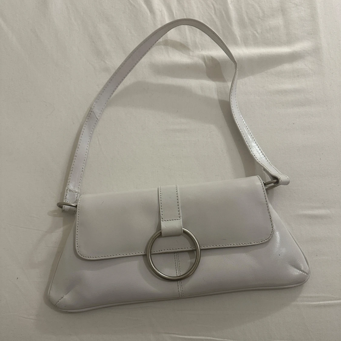 Vit axelväska med metallring