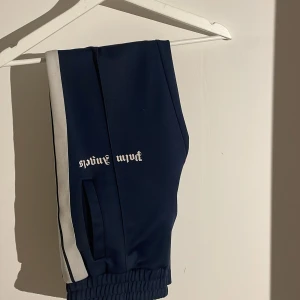  Palm Angels byxor - Snygga mörk blå byxor från Palm Angels. Kvitto finns! Om ni har frågor eller funderingar är det bara att hojta till!😄