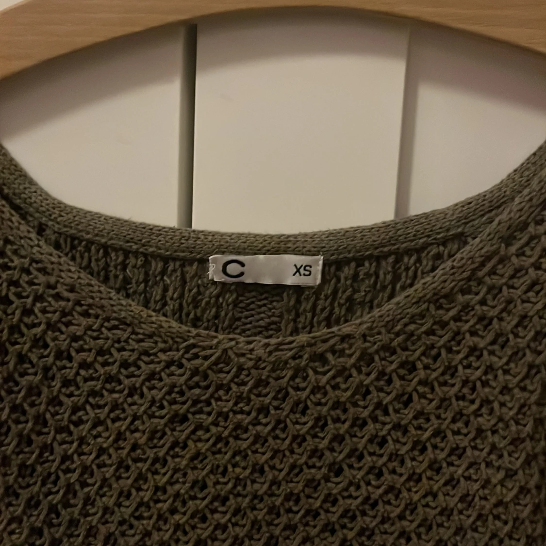 Olivgrön stickad tröja - 1