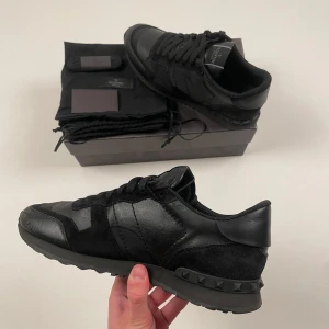 Valentino Rockrunners Skor - Valentino Rockrunner Skor | Detta är marknadens fetaste, populäraste & mest eftertraktade sko i vinter! | Skick 9.5/10, EXTREMT BRA! | Storlek 43.5, men passar nog även 44 då de är lite större i storleken enligt oss | ALLT OG - box, dustbags & extra snören medföljer | Priset är alltid diskuterbart vid snabb affär! | Nypris 8515kr | Hör mer än gärna av dig vid minsta möjliga fråga eller fundering så svarar vi med glädje! |  / GardeGrisch - Registrerat företag 😄