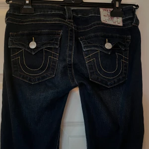 Lågmidjade true religion jeans - True religion jeans använda endast ett fåtal gånger med låg midja och bootcut! I storlek s