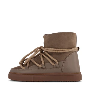 inuikii skor  - säljer mina inuikii skor i färgen taupe, dom är nästan aldrig använda och jag har även skolådan som dom kom i ❣️skriv för egna bilder ❤️nypris : 3000, mitt pris: 1500