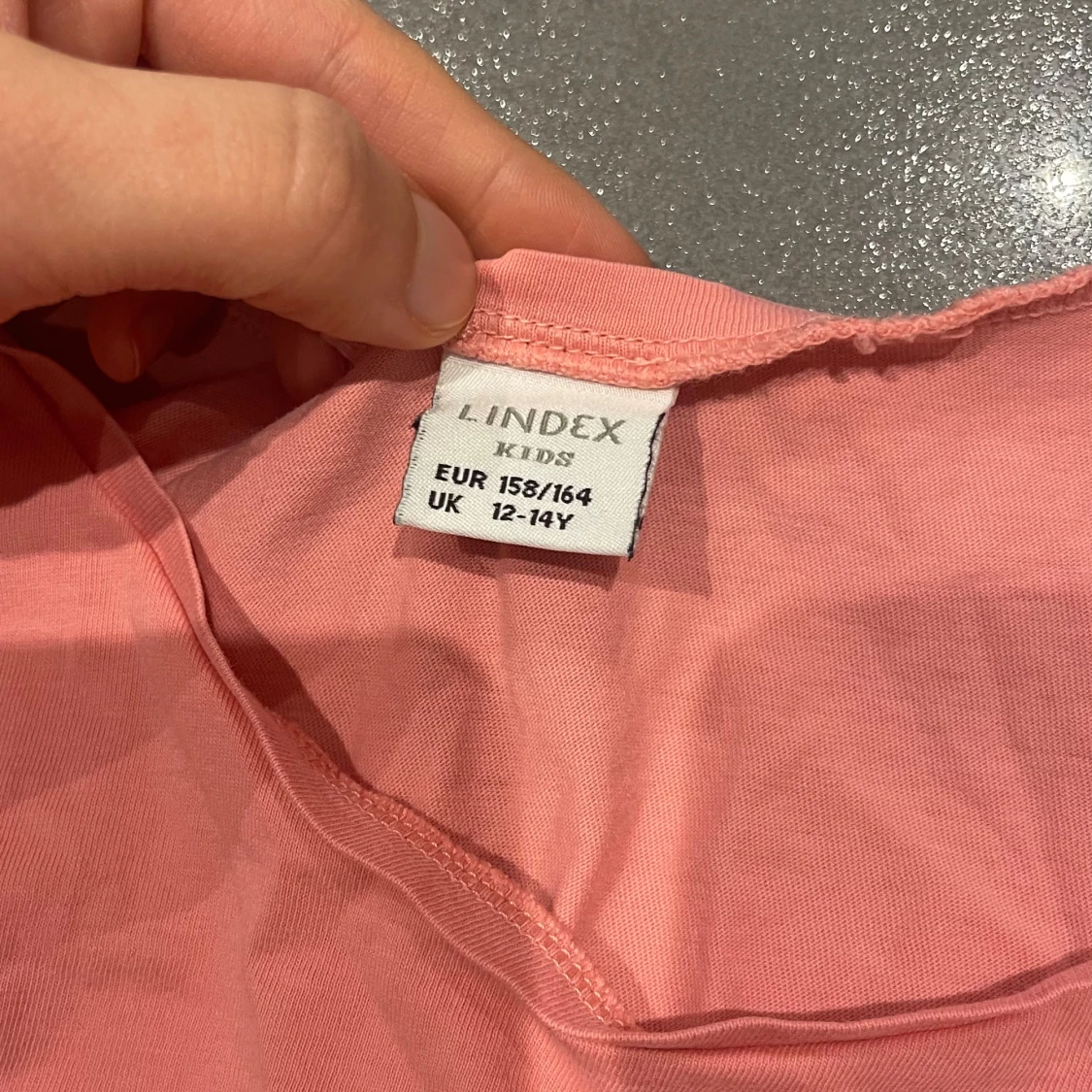 Rosa klänning med kattmotiv från Lindex - 90