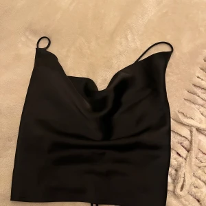 Svart satinlinne från Gina Tricot - Snyggt svart satinlinne från Gina Tricot med tunna axelband och snörning i ryggen. Perfekt för  middagar eller festligheter💓💓