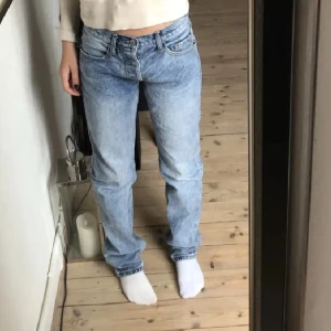 Brandy Melville Low waisted straight cut Addison jeans - Low waisted, raka Addison jeans. Nästan aldrig använda, perfekt skick. 