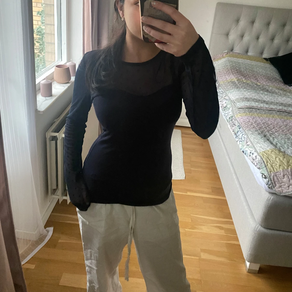 Marinblå långärmad topp med prickigt mönster