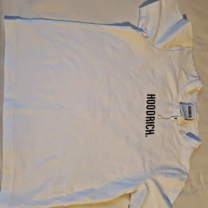 Vit t-shirt från Hoodrich - Snygg vit t-shirt från Hoodrich med svart text på bröstet. Perfekt för en avslappnad stil. St S endast tvättad aldrig använd. 