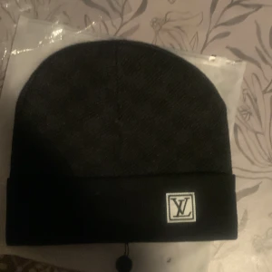 Svart mössa  - Svart mössa oanvänd fraktast endast med Instabox! Kan gå ner i pris 