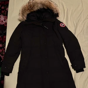 Canada goose shelbourne parka - Väldigt varm och fin jacka. Gott skick 💓