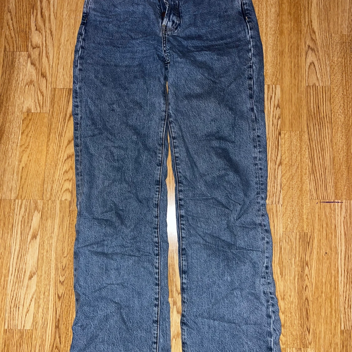 Blå jeans med regular wide passform - 90