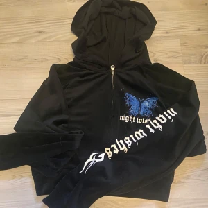 Svart hoodie från H&M Divided - Snygg svart hoodie från H&M Divided med en cool blå fjäril och texten 'night wishes' på framsidan. Perfekt för en avslappnad stil med dragkedja och huva. Den är väldigt skön men inte min stil längre så de är en tröja jag bara vill bli av med! Pris kan diskuteras💗