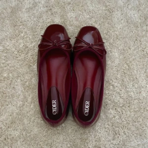 Vinröda ballerinaskor från Cider - Säljer nu min super fina ballerina skor i en jätte fin vinröd färg.  Skorna  i princip helt oanvända och i ett väldigt gott skick🍁🎀säljer då skorna tyvärr inte passar mig.