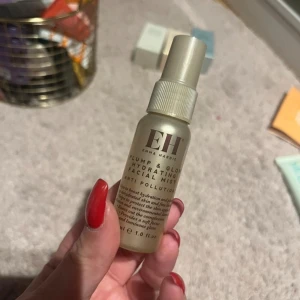 Emma Hardie Plump & Glow Hydrating Facial Mist - Säljer en Emma Hardie Plump & Glow Hydrating Facial Mist. Denna ansiktsmist är designad för att återfukta och ge lyster, med anti-pollution egenskaper. Perfekt för att fräscha upp huden under dagen. Helt ny 