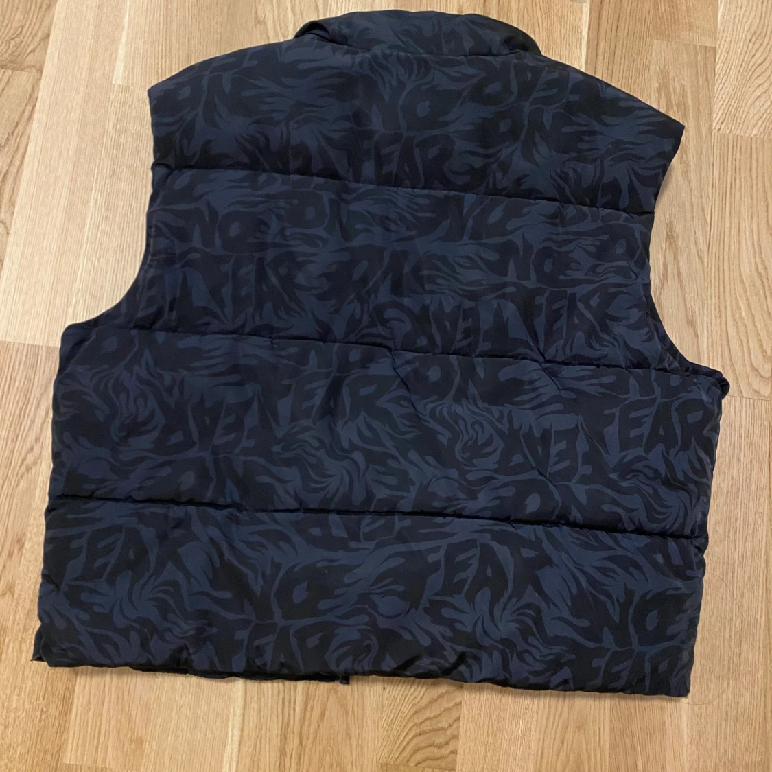 Svart dunväst med mönster No fear x H&M jacket size m  - 90