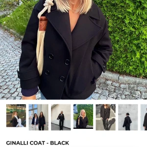Design by si kappa - Snygg kappa från design by si i deras populära modell ”Ginalli coat”. Kappan är sparsamt använd och kan både kläs upp och ner🤍