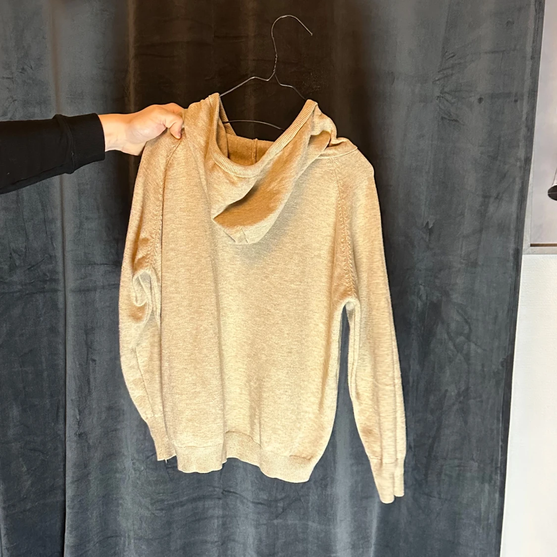 En eftertraktad stickad hoodie - 90