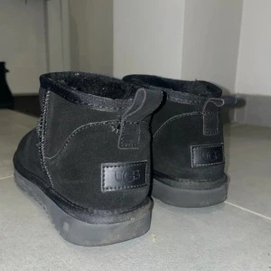 Svarta låga Uggs  - Jätte fina svarta låga Uggs jag är inköpta igår använt 8 gånger ungefär dock är fliken bak på skon sönder skriv om ni vill ha bilder på det💗pris kan diskuteras 
