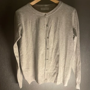 Kofta  - Så fin kofta från primark som tyvärr inte kommer till användning för mig. Kofta är i ett tunt material och kan användas på egen hand eller över andra plagg🤍