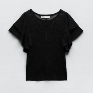 Najs topp - Jättefin topp som passar både på sommaren och lite festligare tillfällen. Har ett hål på ryggen, men inget man lägger märke till om man har längre hår💗