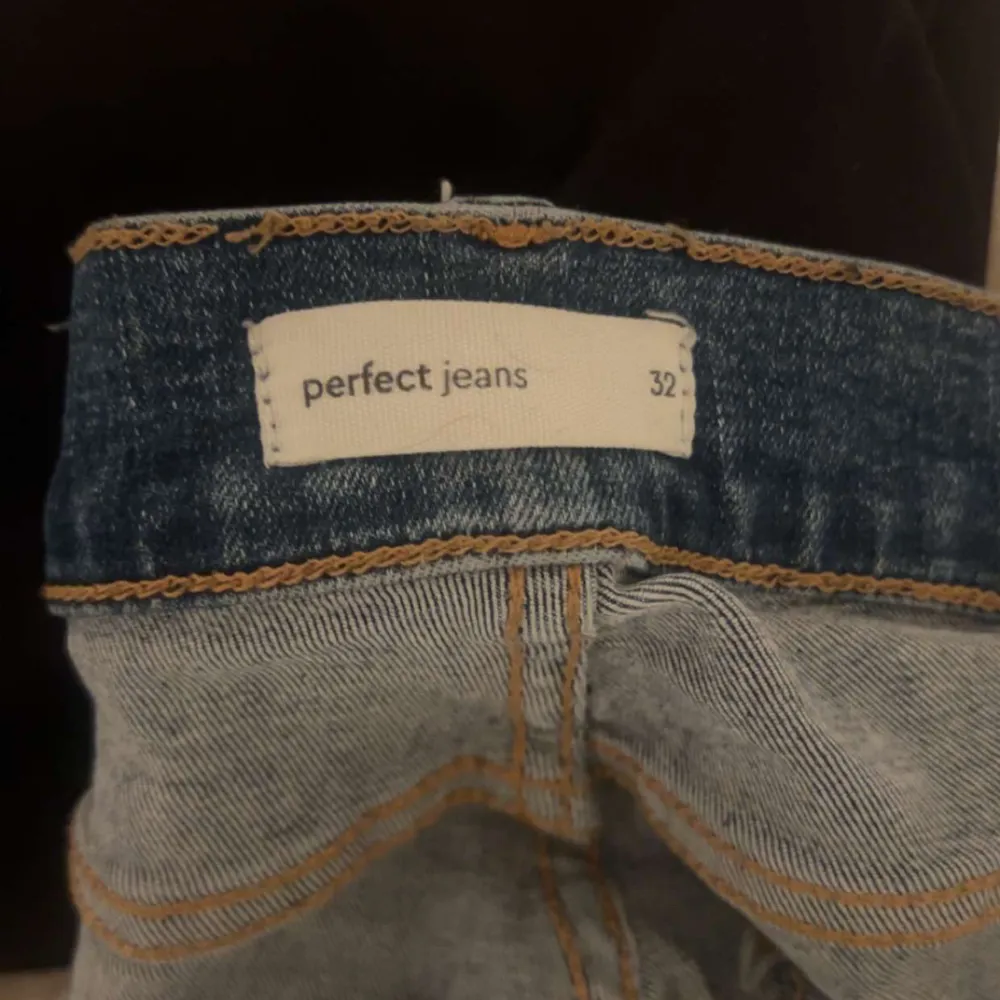 Snygga blå bootcut jeans från Gina. De har en klassisk femficksdesign och en lågmidjad passform. Perfekta för en avslappnad stil.. Farkut & Housut.