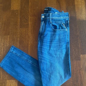 Replay anbass mörkblå i nyskick - Andvända endast ett par gånger så inga tecken på andvänding nypris 1799 storlek på dessa jeans är w29, L30 bara höra av er vid funderingar pris går att diskutera 